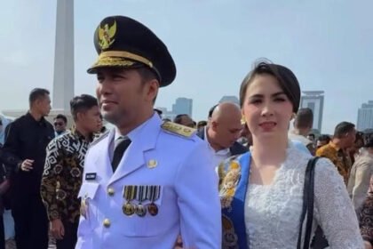 Arumi bachsin saat dampingi Emil Dardak dilantik jadi Wagub Jatim [Dok. Tangkap layar dari instagram/emildardak]