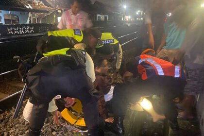 Petugas evakuasi korban usai melompat dari KA (Dok. Istimewa)