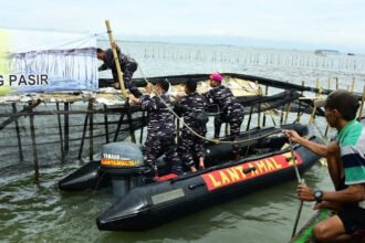 Prajurit TNI AL dan masyarakat membongkar pagar laut Tangerang. (Dok. TNI AL)