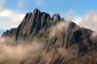 Jaya Wijaya, salah satu gunung yang paling sulit didaki di Indonesia (Data Gunung Indonesia)