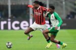 Rafael Leao dikawal lawan di laga AC Milan vs Feyenoord, Liga Champions (Dok. AP Photo)