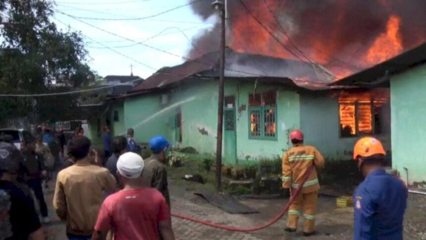 Upaya pemadaman puluhan rumah di Kesdam XIV Hasanuddin, Sabtu kemarin (Dok. Istimewa)