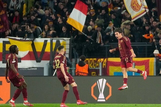 Selebrasi Paulo Dybala usai cetak gol di laga AS Roma vs Porto (Dok. AP Photo-Gregorio Borgia)
