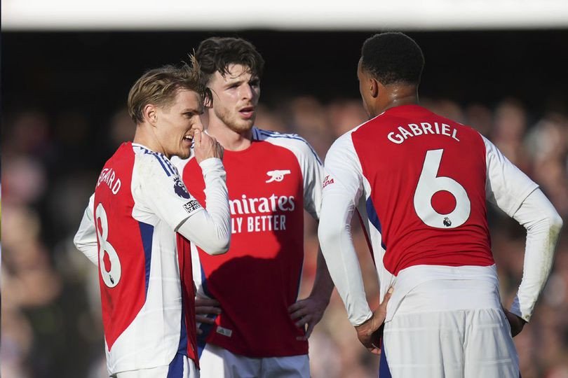 Skuad Arsenal nampak berdiskusi di laga melawan West Ham (Dok. AP Photo)