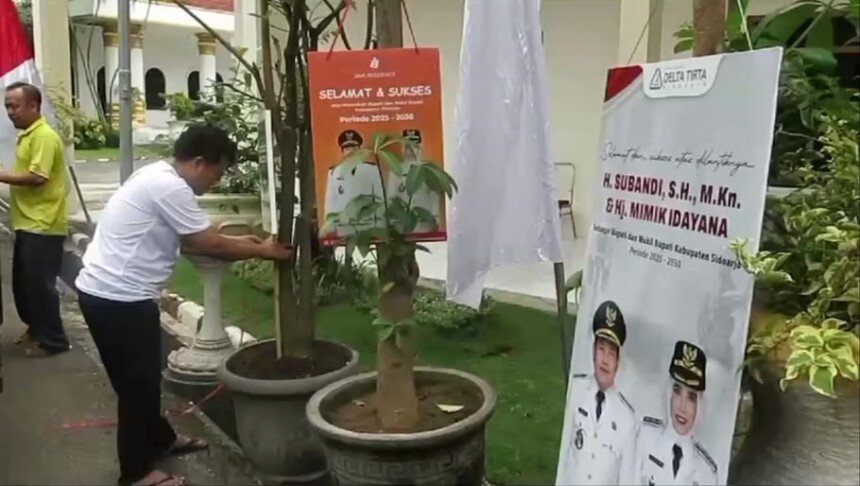 Ucapan selamat berupa pohon pule untuk pelantikan Bupati dan Wakil Bupati Sidoarjo (Dok. MI)