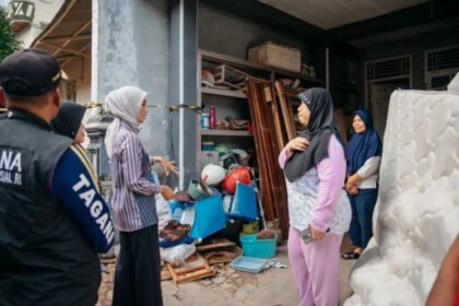 Wakil Gubernur Lampung Jihan Nurlela saat berkunjung ke rumah warga terdampak bencana banjir (Dok. Antara)