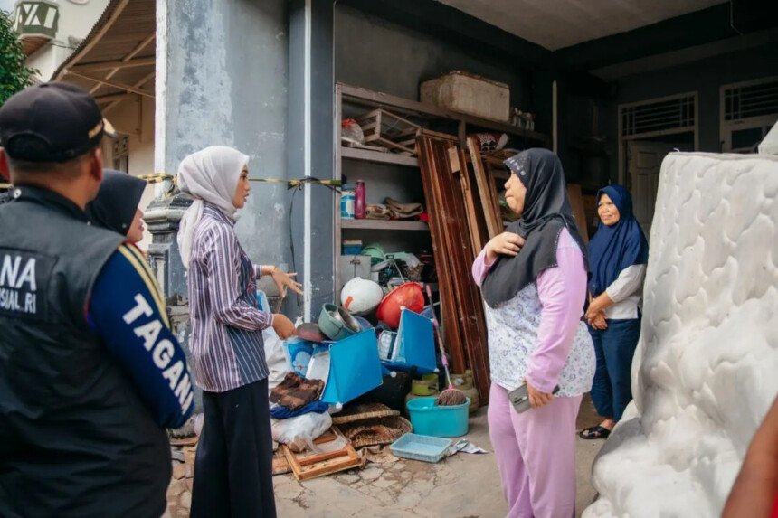 Wakil Gubernur Lampung Jihan Nurlela saat berkunjung ke rumah warga terdampak bencana banjir (Dok. Antara)