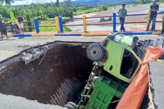 Jembatan Wai Mer Ambruk, Truk Pengangkut Material Terperosok