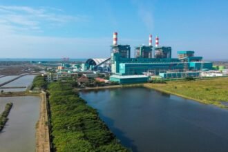PLTU Lontar berkapasitas 3x315 MW di Tangerang, Banten, salah satu PLTU yang menerapkan co-firing biomassa sebagai strategi dekarbonisasi.