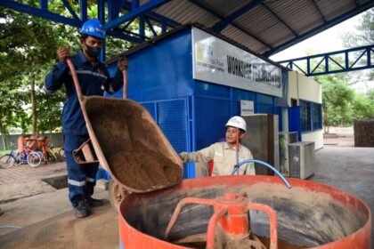 Proses pencampuran (mixing) FABA ke bahan baku semen. (Dok. Istimewa)