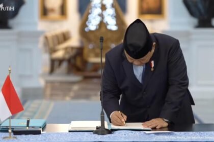 Presiden Prabowo Ucapkan Bismillah Saat Teken Keppres Dewas dan Badan Pelaksana Danantara