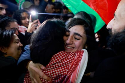 Ratusa sandera Palestina yang dilepaskan Israel, tiba di Ramallah (Reuters)