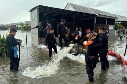 SAR Brimob Polda NTB Diturunkan Atasi Banjir di Lombok Barat dan Mataram
