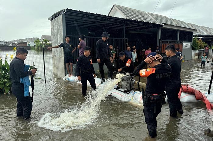 SAR Brimob Polda NTB Diturunkan Atasi Banjir di Lombok Barat dan Mataram