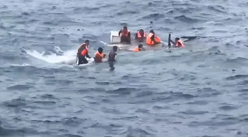 TNI AL Berhasil Evakuasi Korban Kapal Tenggelam KM Fitri-09 di Perairan Tolitoli