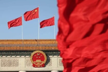 China Potong Gaji Pekerja di Perusahaan Keuangan Negara