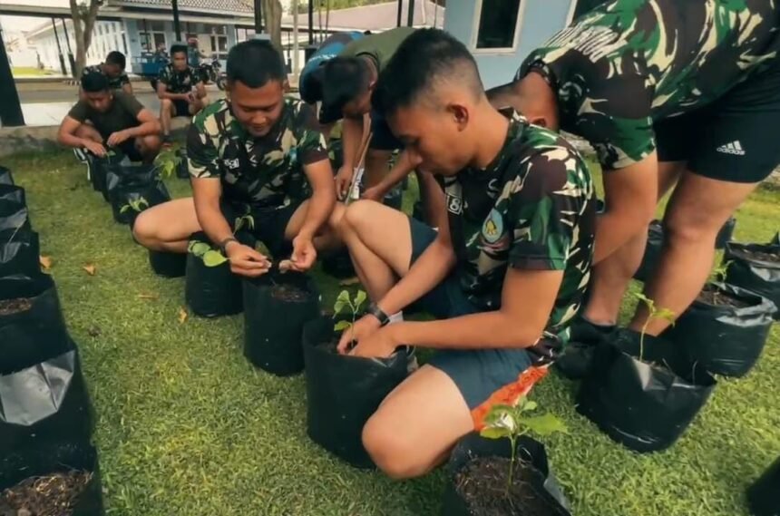 Dukung Ketahanan Pangan Nasional, Skadik 404 Lanud Adi Soemarmo Tanam Bibit Cabai