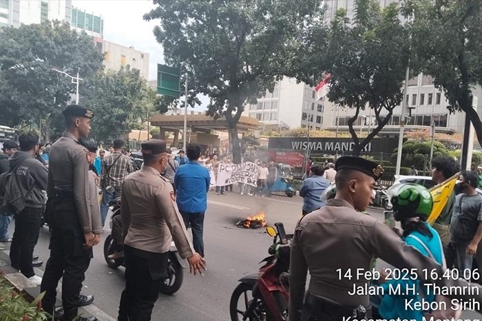 Demo Memanas di Depan Kementerian ESDM, Mahasiswa Desak Menteri Bahlil Lahadalia Dicopot