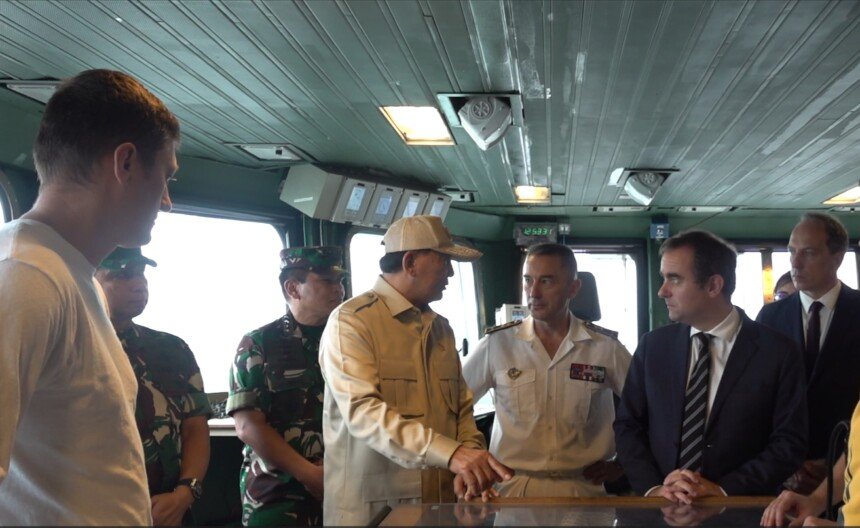 Menhan Sjafrie Kunjungi Kapal Induk Prancis di Lombok, Bahas Kerja Sama Pertahanan