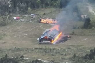 Istri Selingkuh, Anggota KKB Papua Bakar Dua Gedung Sekolah di Papua Tengah