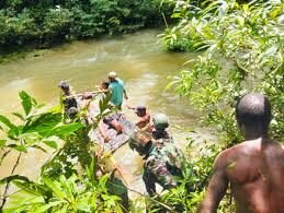 Prajurit Yonif 501 Kostrad Evakuasi Warga dari Serangan Babi Hutan di Maybrat