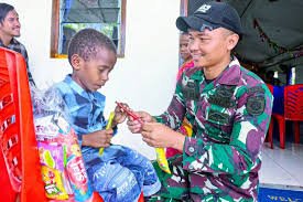 Jalin Kedekatan dengan Warga, Satgas Yonif 503 Kostrad Bagikan Bingkisan Kue untuk Anak Papua