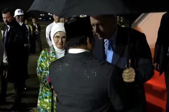Jas Presiden Prabowo Basah Sambut Erdogan, Enggan Gunakan Payung