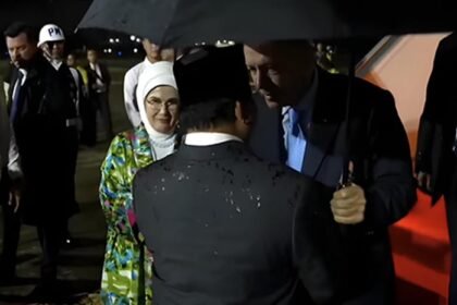 Jas Presiden Prabowo Basah Sambut Erdogan, Enggan Gunakan Payung