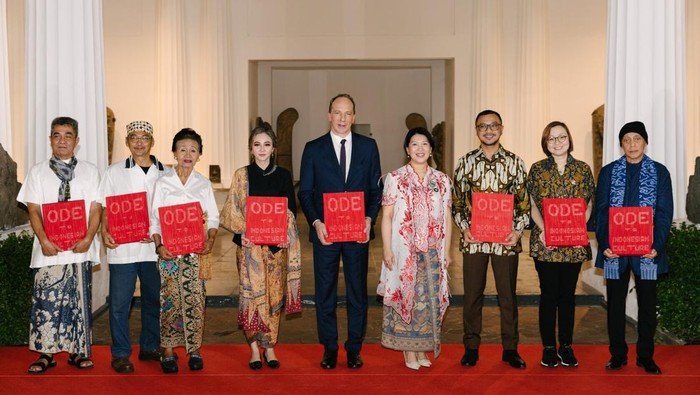 Thresia Mareta menerima penghargaan Knight of the Ordre des Arts et des Lettres yang dianugerahkan oleh Kementerian Kebudayaan Negara Prancis. (Dok. JF3/JAVER)