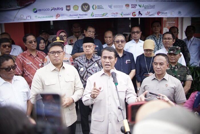 Kompak! Mentan Amran dan Wamentan Sudaryono Pantau Operasi Pasar Pangan Murah di Magelang