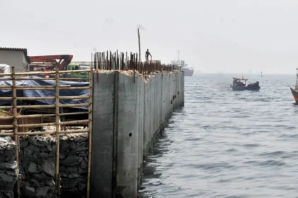 DPR Dukung Pembangunan Tanggul Laut Raksasa untuk Lindungi Pesisir dari Banjir Rob dan Abrasi
