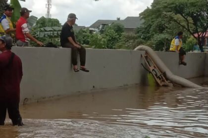 Mantan Menteri PUPR Basuki Hadimuljono memantau banjir di daerah rumahnya (Tangkapan Layar)