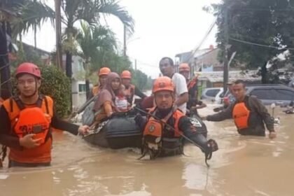 Dua Warga Bekasi Tewas Tersengat Listrik Saat Banjir