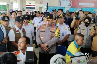 Kapolri Jenderal Polisi Listyo Sigit Prabowo meninjau pengecekan kesehatan sopir bus di Terminal Pulo Gebang (ANTARA)