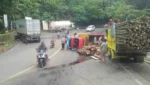 Truk Muatan Udang Terguling di Tanjakan Baeud Sukabumi