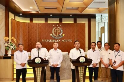 Jaksa Agung Republik Indonesia ST Burhanuddin didampingi Komisaris Utama PT Pertamina (Persero), Mochamad Iriawan, Direktur Utama PT Pertamina (Persero), Simon Aloysius Mantiri beserta jajaran manajemen Pertamina, Lemigas, dan Surveyor Independen melakukan Konferensi Pers di Gedung Kejaksaan Agung, Jakarta, Kamis (6/03/2025). (Dok. Photo IST)