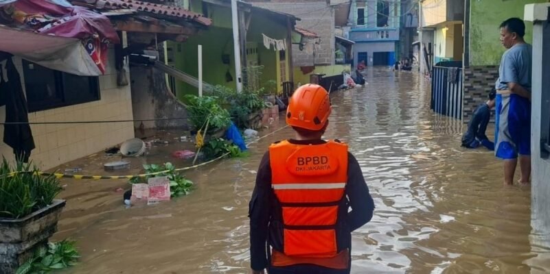 Banjir Jakarta: Sebagian RT Masih Terendam Banjir, Puluhan Warga Mengungsi