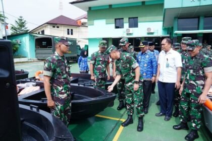 TNI Berikan Bantuan 70 Boat Polyethylene untuk Mendukung Penanggulangan Banjir di Bekasi