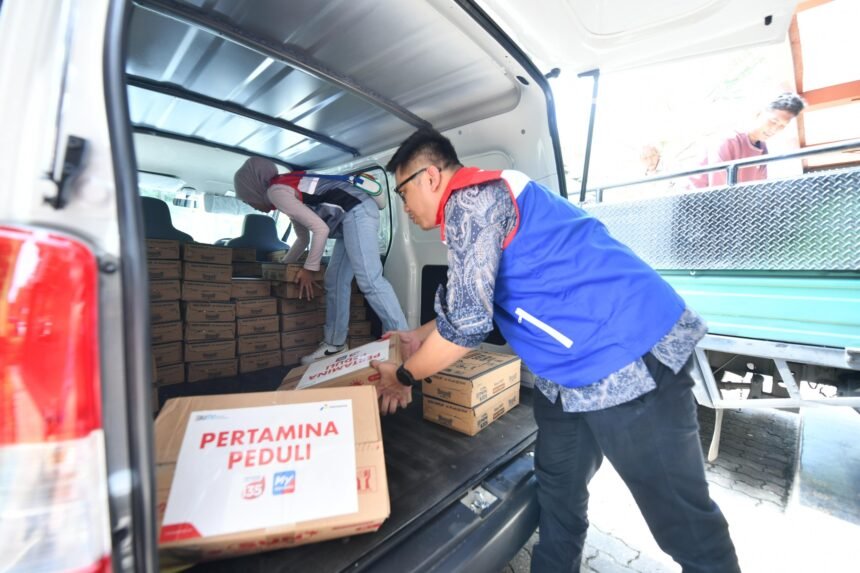 Pertamina Peduli Salurkan Bantuan untuk Warga Terdampak Banjir di Bekasi 2 Pertamina Peduli Salurkan Bantuan untuk Warga Terdampak Banjir di Bekasi