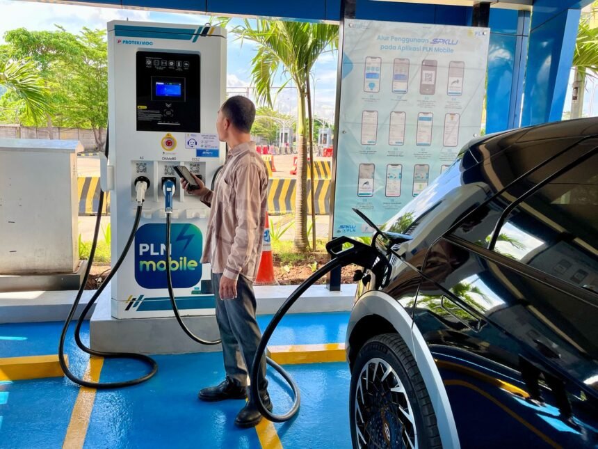 Salah satu pengguna kendaraan listrik asal Serang, Daniel, melakukan charging di SPKLU Pelabuhan Merak, Banten