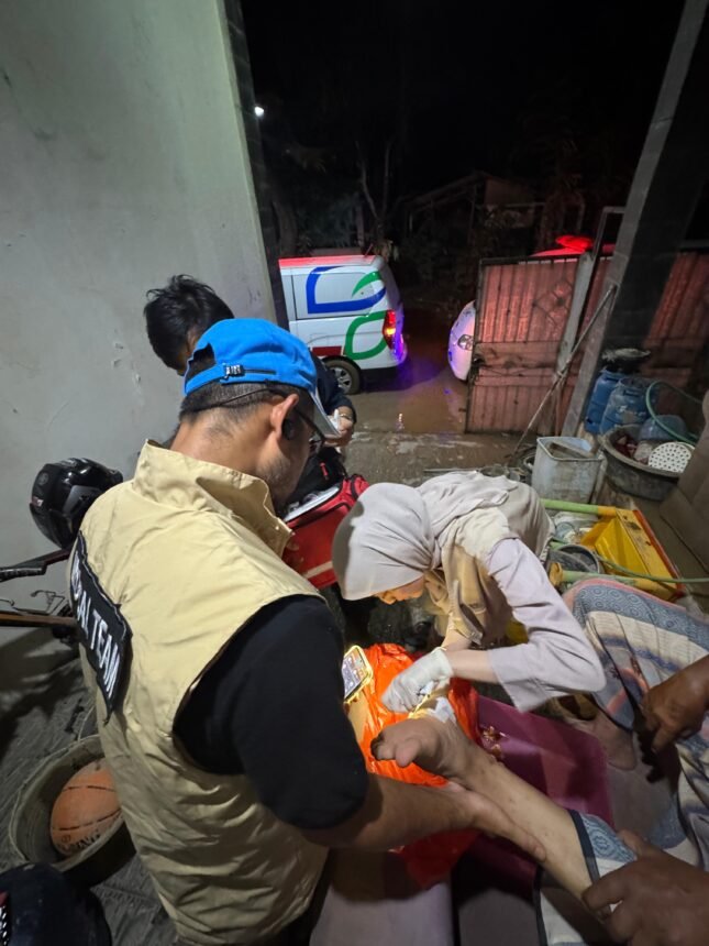 Pertamina Peduli Salurkan Bantuan untuk Warga Terdampak Banjir di Bekasi 3 Relawan tenaga medis dari PT Pertamina Bina Medika IHC berikan pelayanan medis untuk korban banjir di Bekasi (Dok. Photo IST)