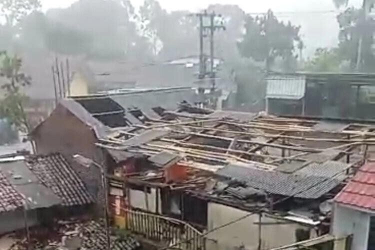 Atap rumah warga di Desa Payungsari, Ciamis rusak diterjang angin puting beliung (Dok. BPBD CIAMIS)