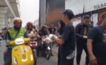 Baladewa Indonesia Raya Official membagikan takjil di Jakarta (15/3/2025) (Dok. Garuda TV/MH Kholis)