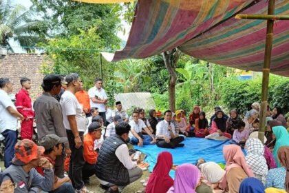 Bupati Muhammad Wahyu Ferdian bersama warga terdampak pergerakan tanah (Dok. MI)