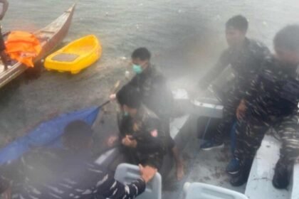 TNI AL Evakuasi Mayat Tanpa Identitas di Perairan Sulawesi Selatan di Tengah Hujan Deras