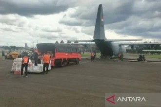 Bantuan logistik dimasukan truk yang akan dikirim ke Myanmar (ANTARA)