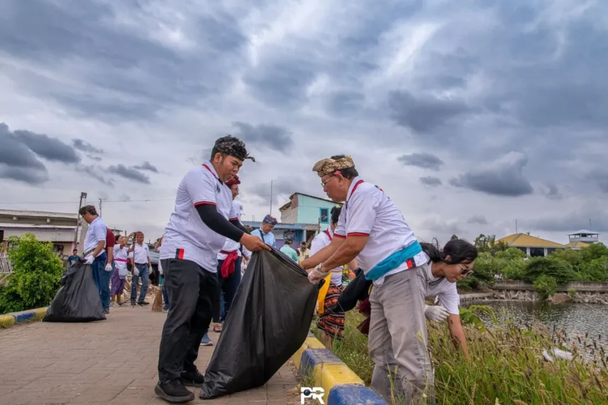 Sambut Hari Nyepi, Umat Hindu Jakarta Gelar Aksi Bersih-bersih Laut Cilincing 1 Aksi bersih-bersih laut Cilincing oleh umat Hindu Jakarta dalam rangka menyambut perayaan hari nyepi. (ANTARA)