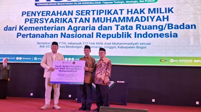 Menteri Nusron Serahkan 212 Sertifikat Tanah Muhammadiyah, Janjikan Loket Khusus