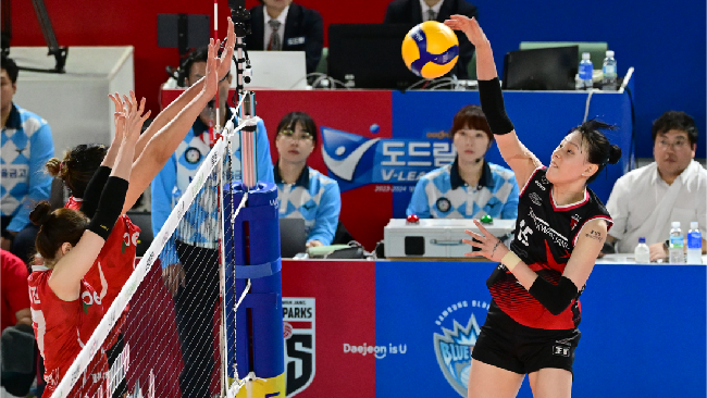 Lee Seon Woo, Bintang Kemenangan Red Sparks atas Pink Spiders Meski Tanpa Megawati 1 Lee Seon Woo (kanan) jadi penentu kemenangan Red Sparks saat mengalahkan Pink Spiders (Dok. KOVO)