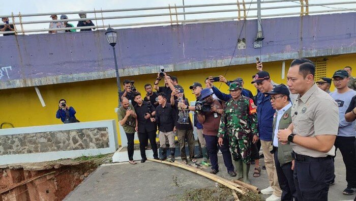 Menko AHY dan Menko Pratikno tinjau jembatan amblas di Kemang Pratama Bekasi (Dok. detik)